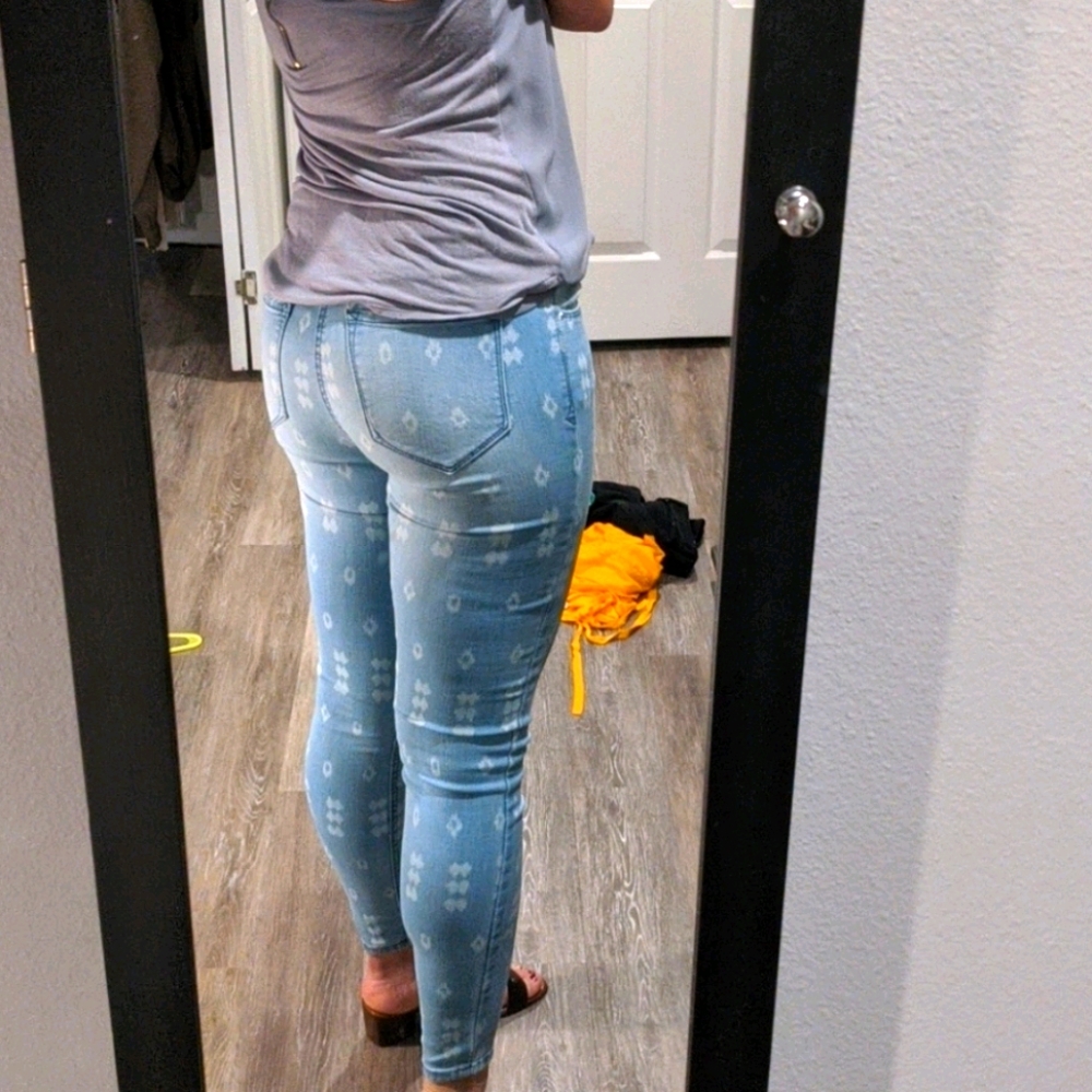 Kensie light wash jeans w/ aztec pattern